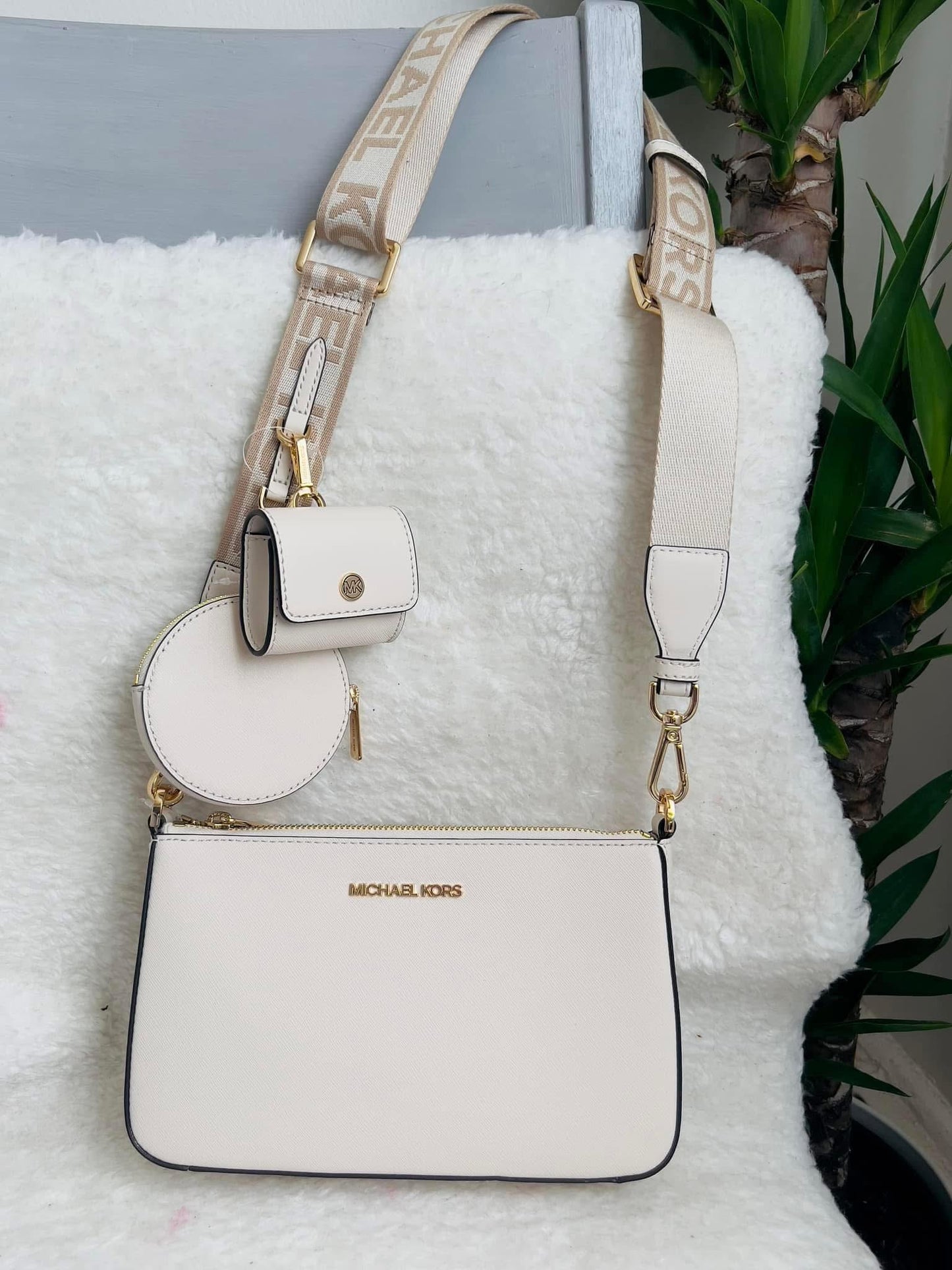 Michael Kors Jet Set Crossbody Airpods White