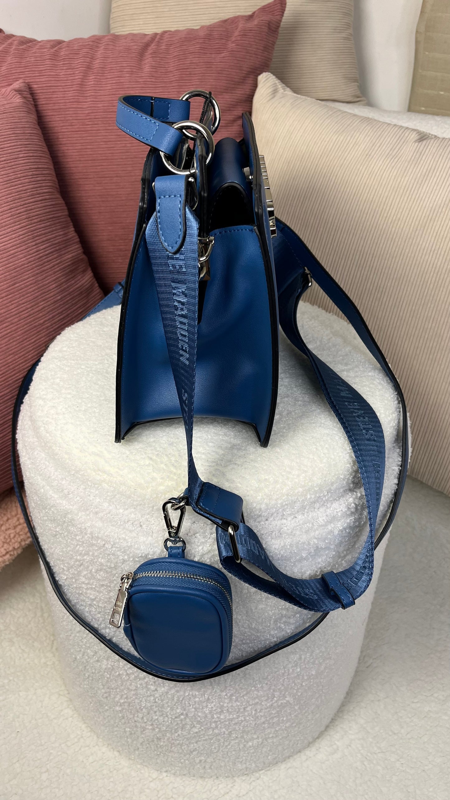 Steve Madden Crossbody Azul claro Brillante